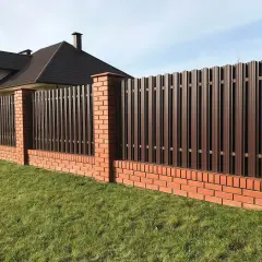 Płot betonowy: Pozwolenie czy zgłoszenie? Kluczowe 2,20 m!