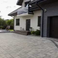 Podjazd: 6 czy 8 cm kostki? Trwałość bez awarii na lata!