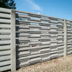 Płot betonowy jak nowy? Odkryj metody czyszczenia na lata!