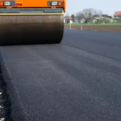Ile kosztuje podjazd z asfaltu? Poznaj pełne koszty i oszczędź!