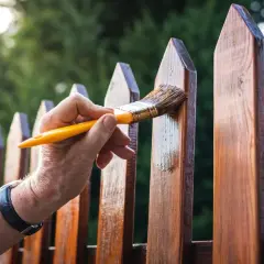 Czym pomalować płot drewniany? Sekrety trwałej ochrony!