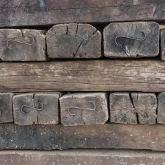 Taras z podkładów kolejowych: Ryzyko czy bezpieczna budowa?