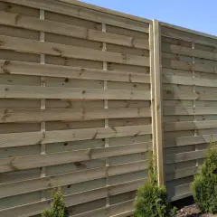 Jak zamontować płot lamelowy? Poradnik DIY na lata!