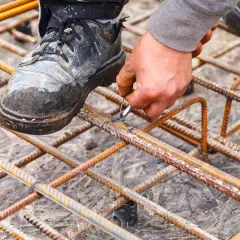 Pręty zbrojeniowe czy drut wiązałkowy? Twój przewodnik po zbrojeniu