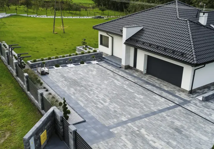 Jaka kostka granitowa na podjazd? Grubość, kolor, cena poradnik