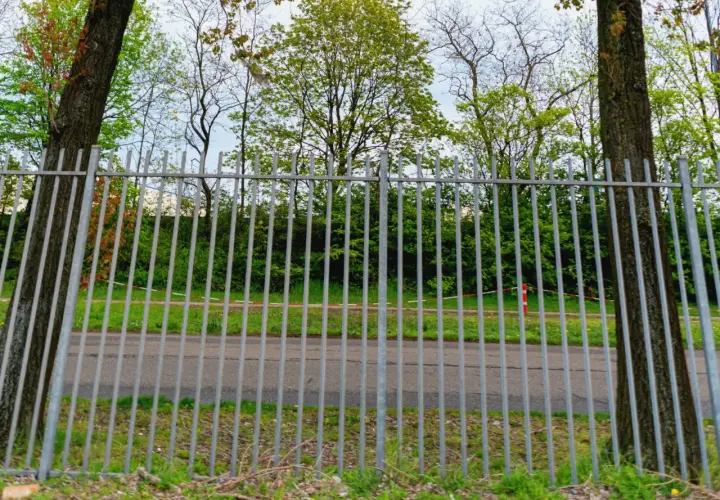 Ogrodzenie: 2,20 m bez formalności? Uniknij kar!
