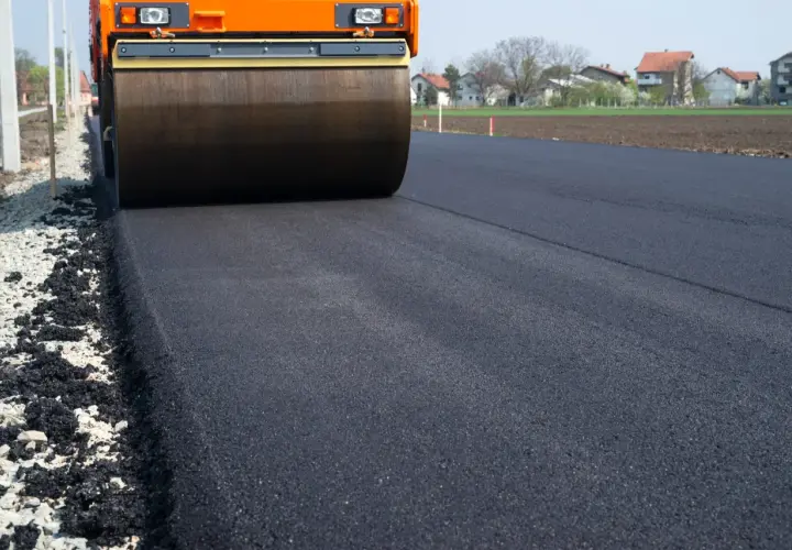 Ile kosztuje podjazd z asfaltu? Poznaj pełne koszty i oszczędź!