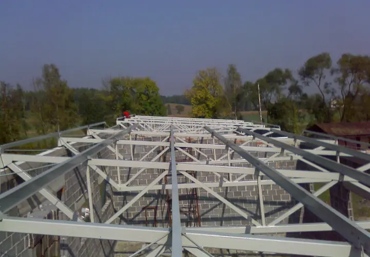 Konstrukcje pod płyty warstwowe: Stal, drewno, żelbet co wybrać?