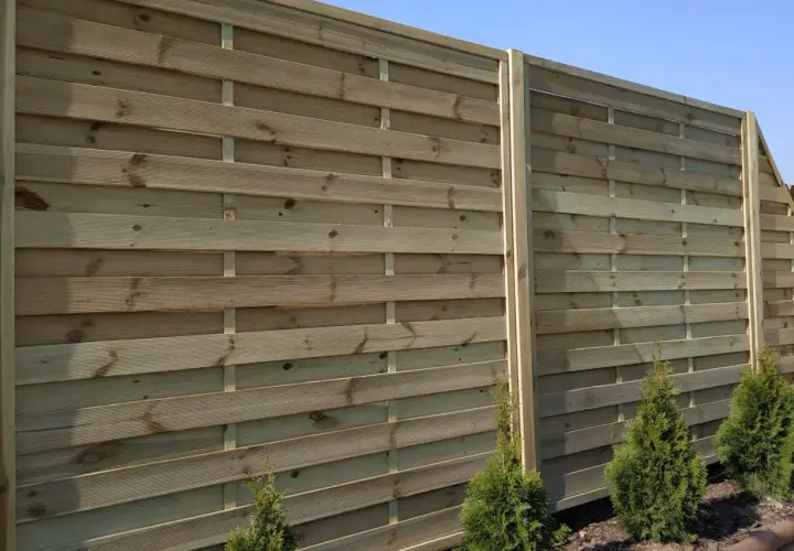 Jak zamontować płot lamelowy? Poradnik DIY na lata!