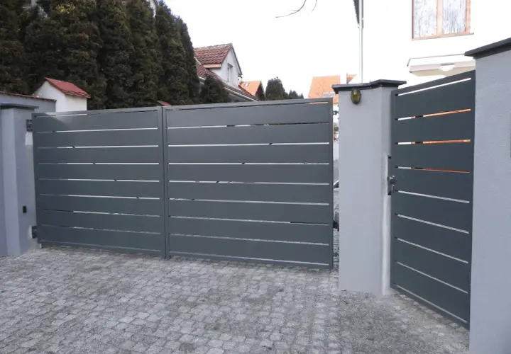 Stabilna brama dwuskrzydłowa? Zbrojenie fundamentu bez błędów!
