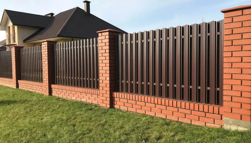 Płot betonowy: Pozwolenie czy zgłoszenie? Kluczowe 2,20 m!