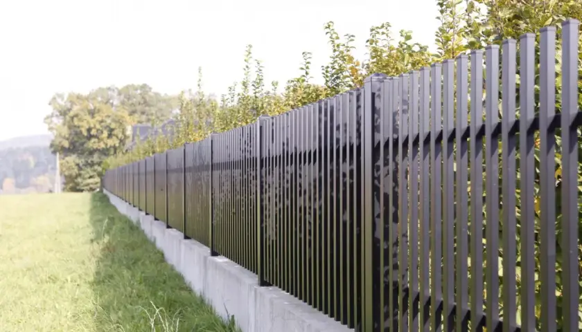 Czym ogrodzić działkę 2026? Przepisy, koszty, wybór i porady
