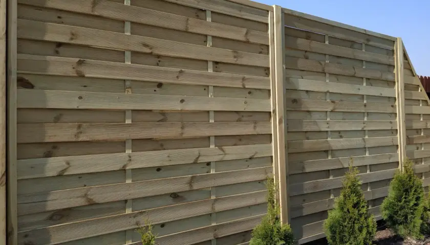 Jak zamontować płot lamelowy? Poradnik DIY na lata!