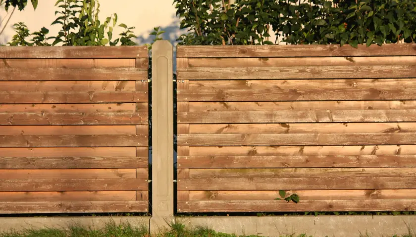 Płot lamelowy: Montaż DIY krok po kroku uniknij typowych błędów!