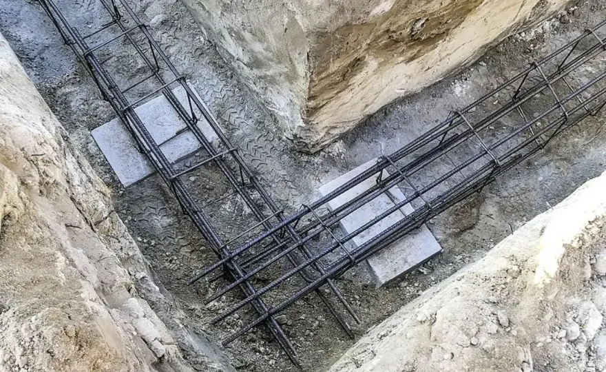 Łączenie zbrojenia w fundamentach: Jak to zrobić bezpiecznie i trwale?