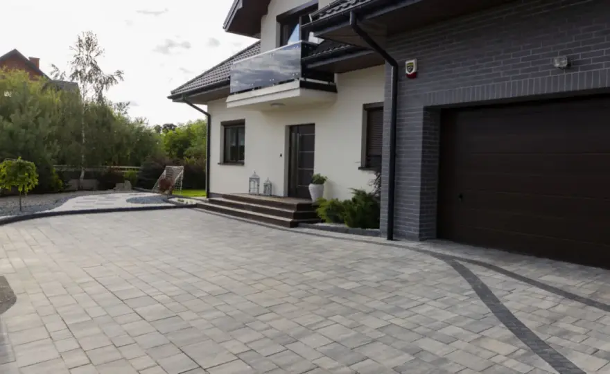 Podjazd: 6 czy 8 cm kostki? Trwałość bez awarii na lata!