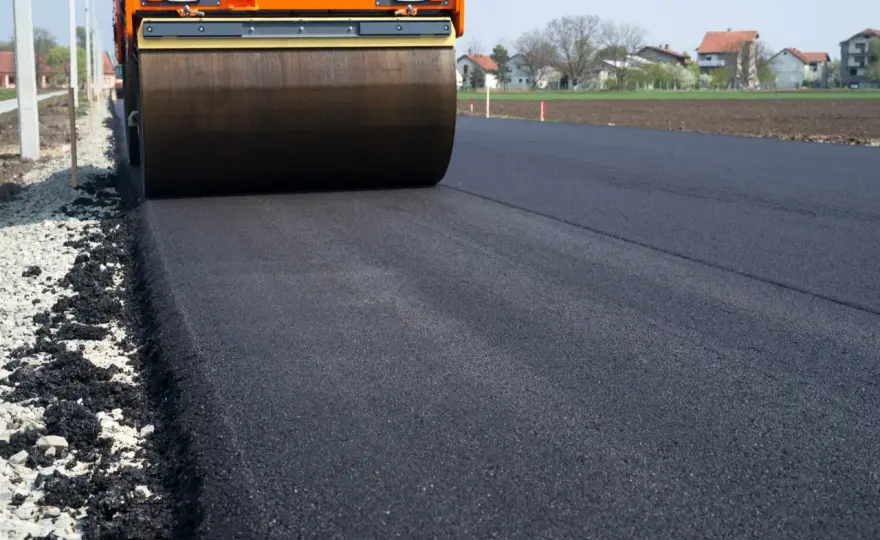 Ile kosztuje podjazd z asfaltu? Poznaj pełne koszty i oszczędź!