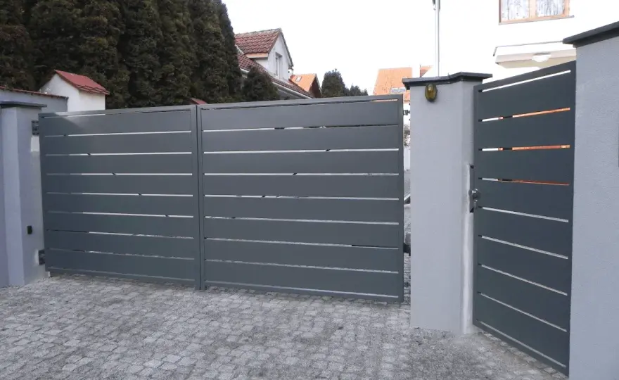 Stabilna brama dwuskrzydłowa? Zbrojenie fundamentu bez błędów!