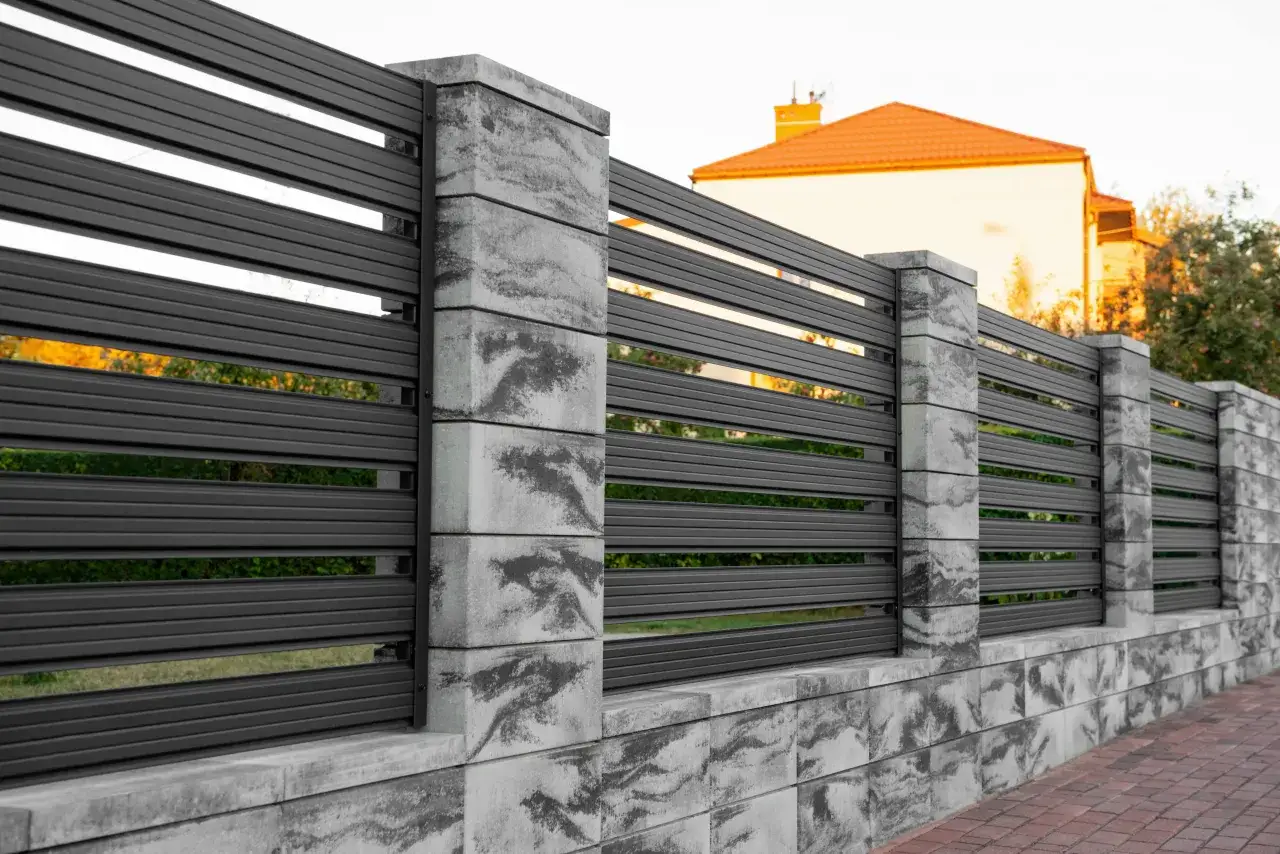 Zadbane ogrodzenie drewniane i metalowe