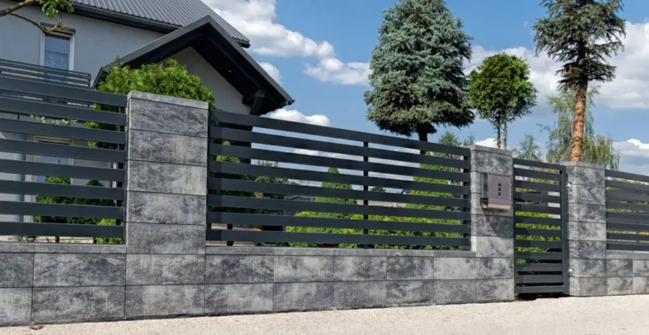 koszt płotu betonowego z montażem